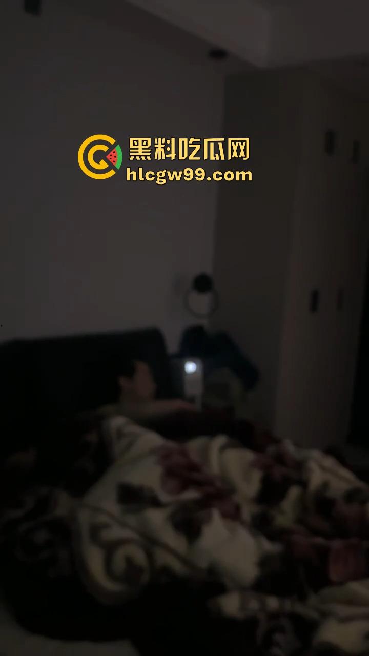 重庆情人节情人节第一抓，女友带弟弟捉奸一脚踹门，男友张史睡野鸡被抓还装淡定先莫慌，盘盘先！  第3张