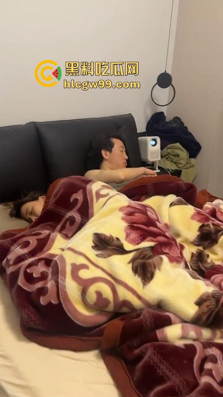 重庆情人节情人节第一抓，女友带弟弟捉奸一脚踹门，男友张史睡野鸡被抓还装淡定先莫慌，盘盘先！  第4张