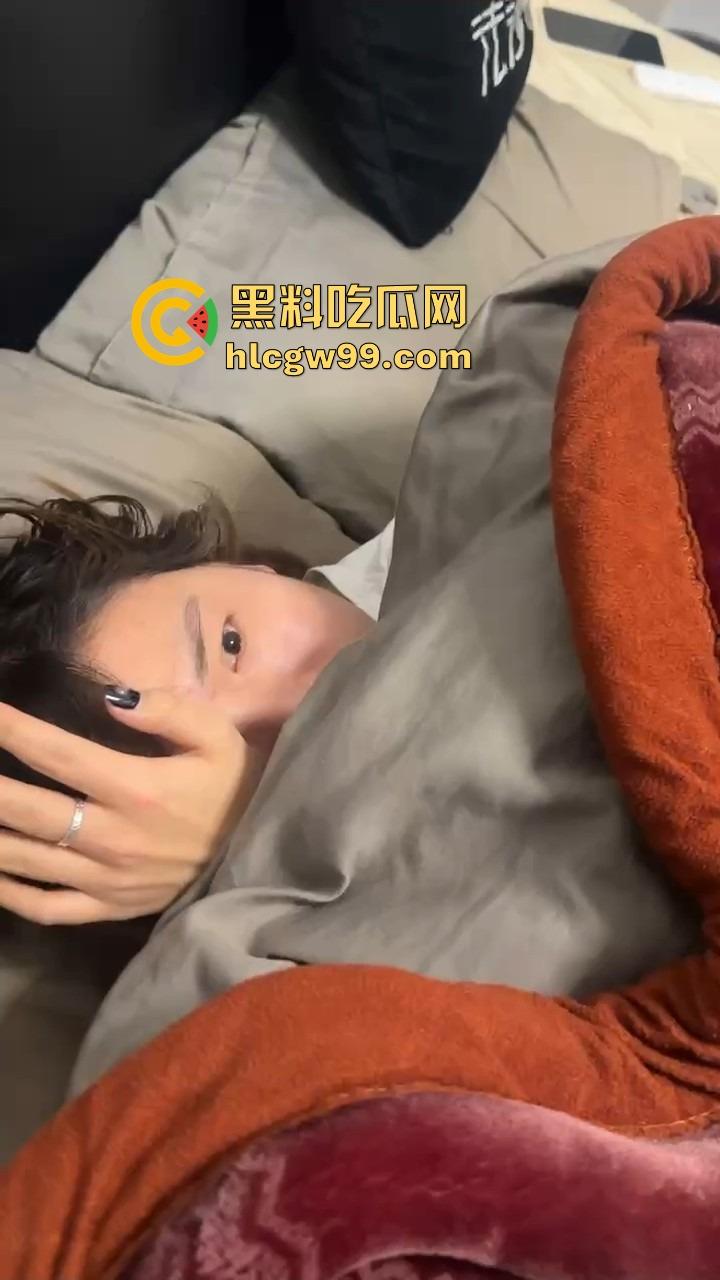 重庆情人节情人节第一抓，女友带弟弟捉奸一脚踹门，男友张史睡野鸡被抓还装淡定先莫慌，盘盘先！  第11张