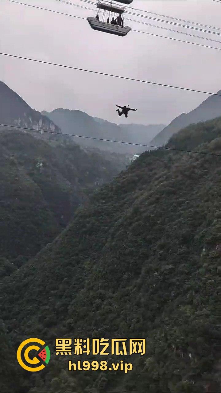 尼珠河大峡谷惊现艺高人胆大！索道上玩降落伞，伞打不开？那就是直接吃席！  第5张
