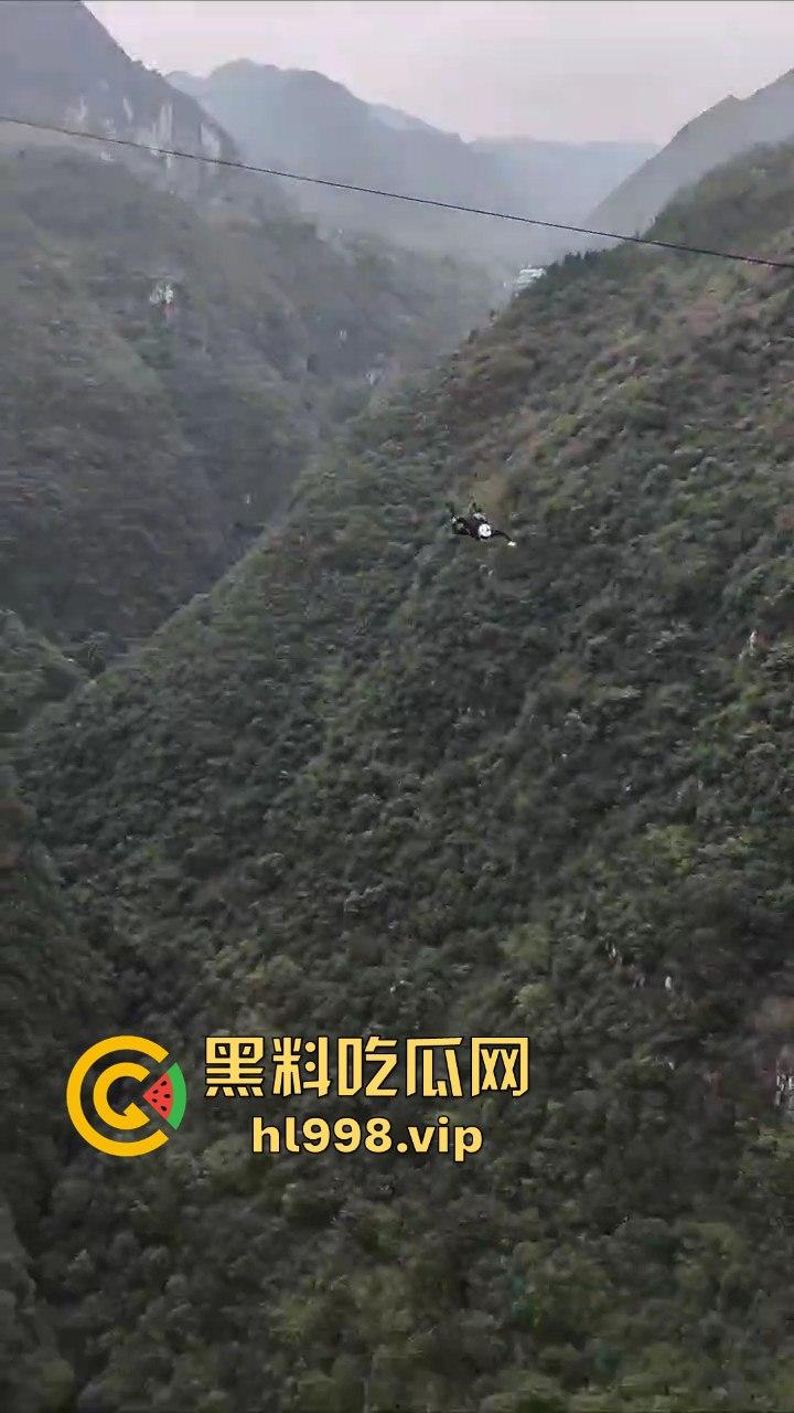 尼珠河大峡谷惊现艺高人胆大！索道上玩降落伞，伞打不开？那就是直接吃席！  第6张