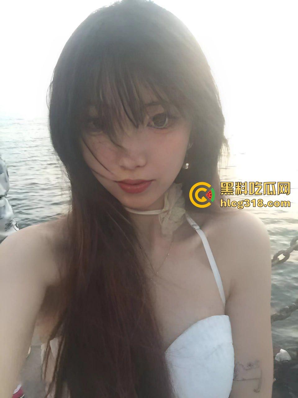 低俗直播PK惩罚，女主播输了被男助手的用皮带疯狂抽打屁股，感觉连吃奶的劲都使出来了，看着都疼！  第2张