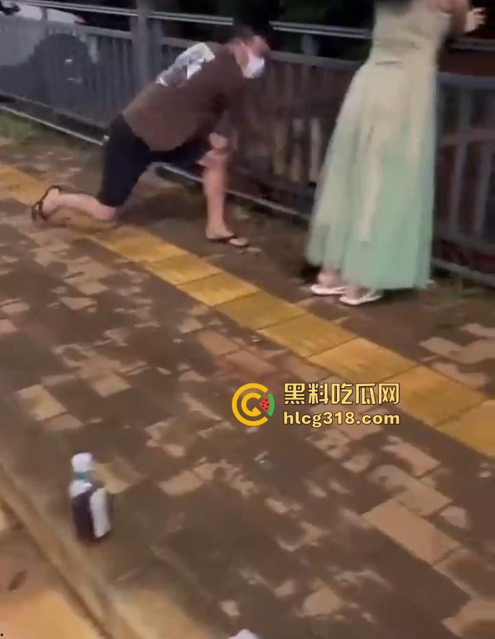 低俗直播PK惩罚，女主播输了被男助手的用皮带疯狂抽打屁股，感觉连吃奶的劲都使出来了，看着都疼！  第3张