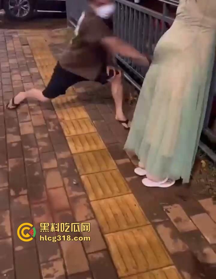 低俗直播PK惩罚，女主播输了被男助手的用皮带疯狂抽打屁股，感觉连吃奶的劲都使出来了，看着都疼！  第4张