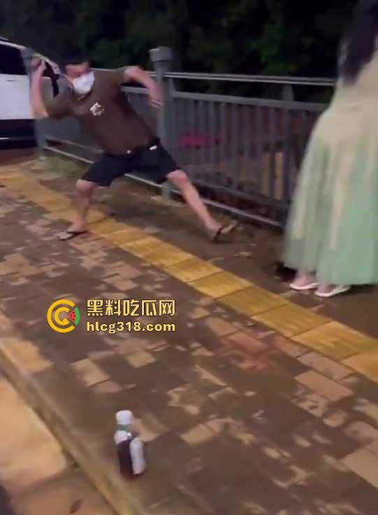 低俗直播PK惩罚，女主播输了被男助手的用皮带疯狂抽打屁股，感觉连吃奶的劲都使出来了，看着都疼！  第5张