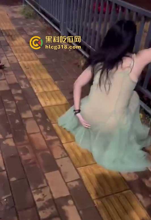 低俗直播PK惩罚，女主播输了被男助手的用皮带疯狂抽打屁股，感觉连吃奶的劲都使出来了，看着都疼！  第6张