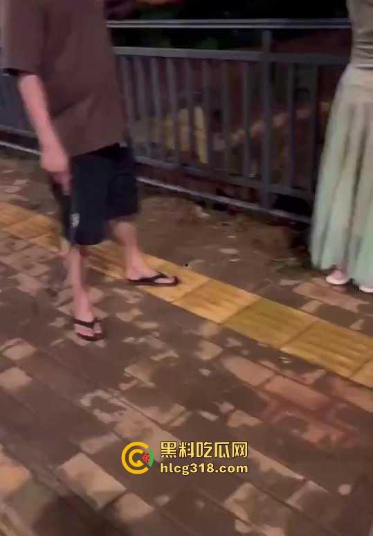 低俗直播PK惩罚，女主播输了被男助手的用皮带疯狂抽打屁股，感觉连吃奶的劲都使出来了，看着都疼！  第7张