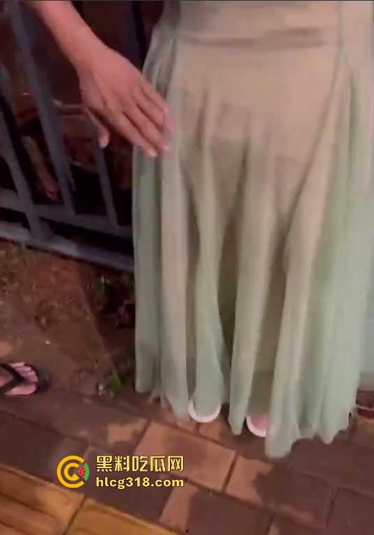 低俗直播PK惩罚，女主播输了被男助手的用皮带疯狂抽打屁股，感觉连吃奶的劲都使出来了，看着都疼！  第8张