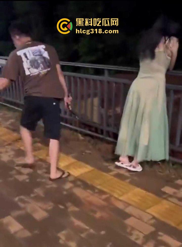 低俗直播PK惩罚，女主播输了被男助手的用皮带疯狂抽打屁股，感觉连吃奶的劲都使出来了，看着都疼！  第9张