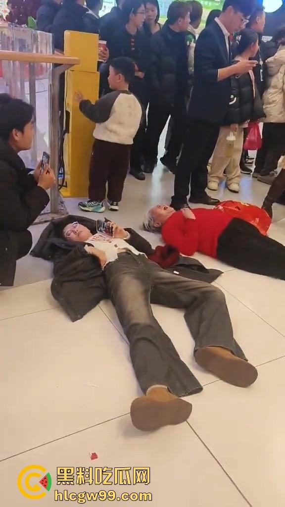 山东临沂兰陵县万达广场老太太与女大学生吵架碰瓷，两人同时躺地，棋逢对手，老太太碰到硬茬了  第1张