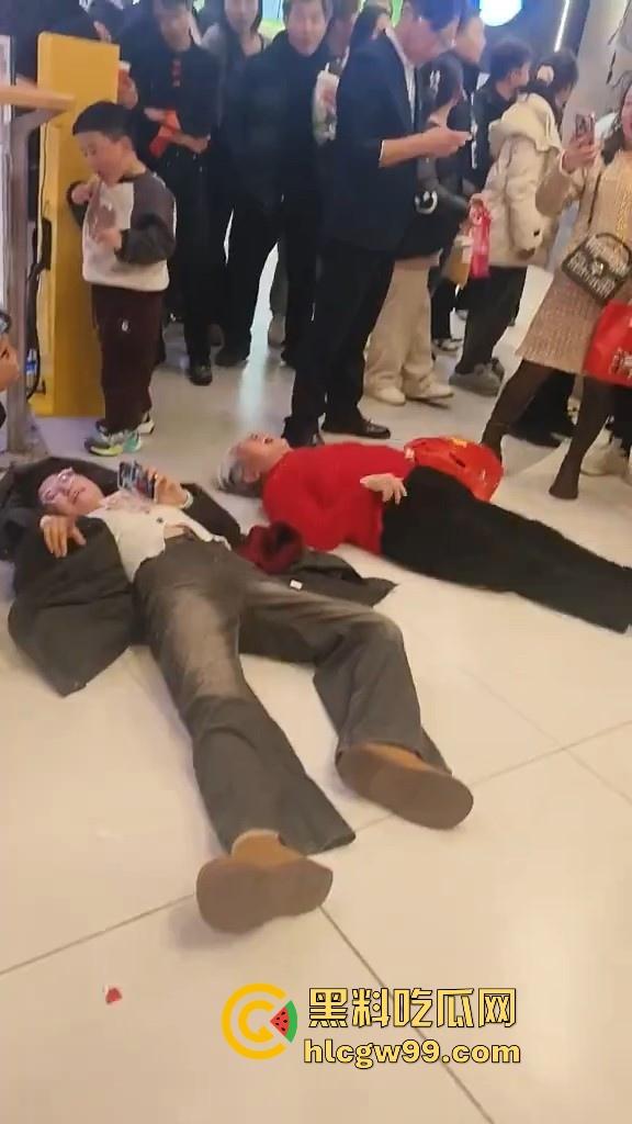 山东临沂兰陵县万达广场老太太与女大学生吵架碰瓷，两人同时躺地，棋逢对手，老太太碰到硬茬了  第2张