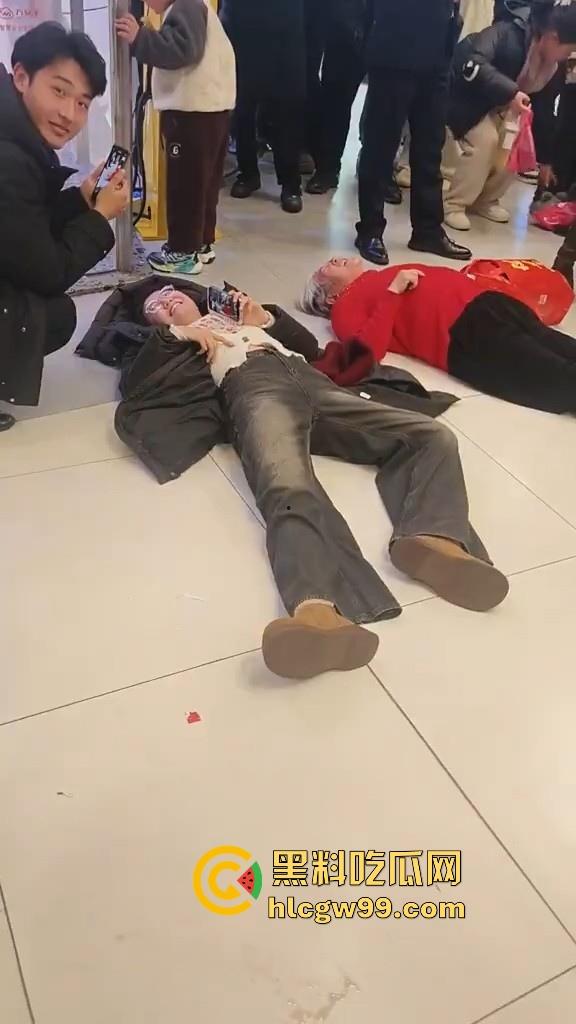 山东临沂兰陵县万达广场老太太与女大学生吵架碰瓷，两人同时躺地，棋逢对手，老太太碰到硬茬了  第3张
