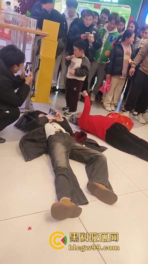 山东临沂兰陵县万达广场老太太与女大学生吵架碰瓷，两人同时躺地，棋逢对手，老太太碰到硬茬了  第4张