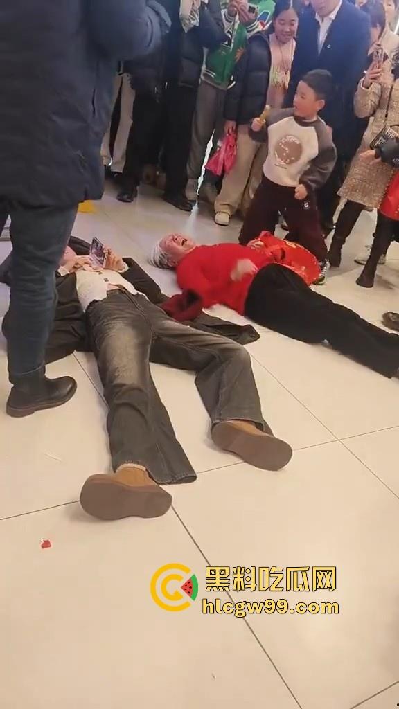 山东临沂兰陵县万达广场老太太与女大学生吵架碰瓷，两人同时躺地，棋逢对手，老太太碰到硬茬了  第5张