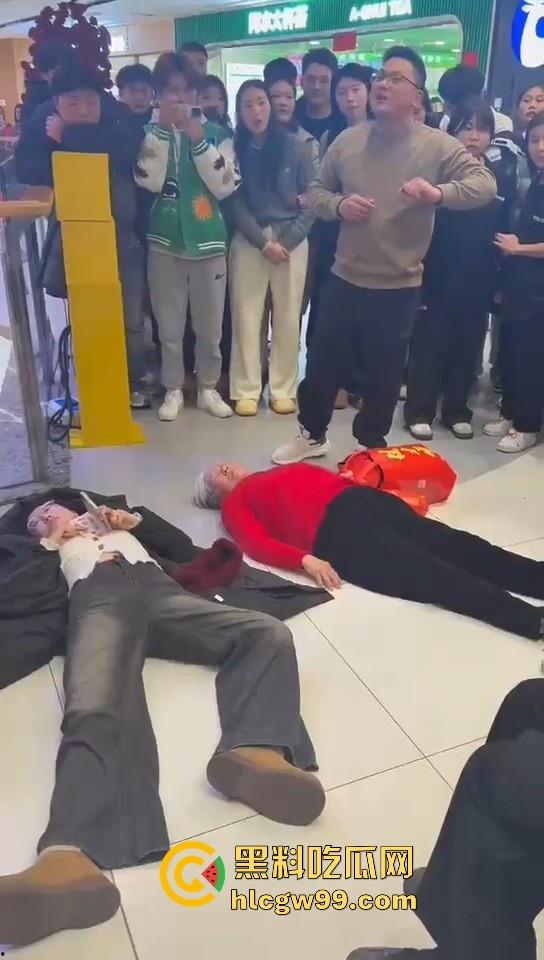 山东临沂兰陵县万达广场老太太与女大学生吵架碰瓷，两人同时躺地，棋逢对手，老太太碰到硬茬了  第6张
