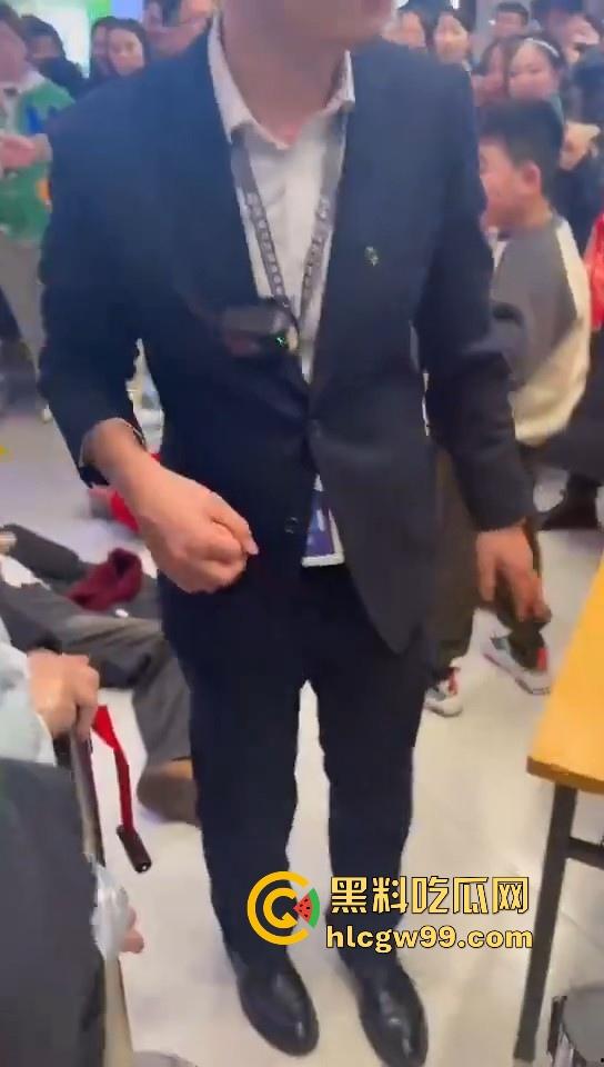 山东临沂兰陵县万达广场老太太与女大学生吵架碰瓷，两人同时躺地，棋逢对手，老太太碰到硬茬了  第7张