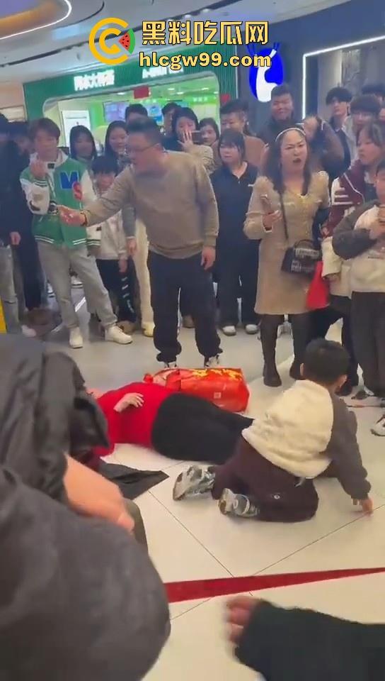 山东临沂兰陵县万达广场老太太与女大学生吵架碰瓷，两人同时躺地，棋逢对手，老太太碰到硬茬了  第8张