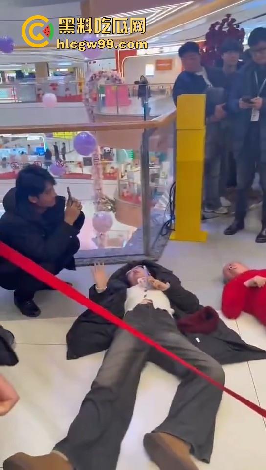 山东临沂兰陵县万达广场老太太与女大学生吵架碰瓷，两人同时躺地，棋逢对手，老太太碰到硬茬了  第9张