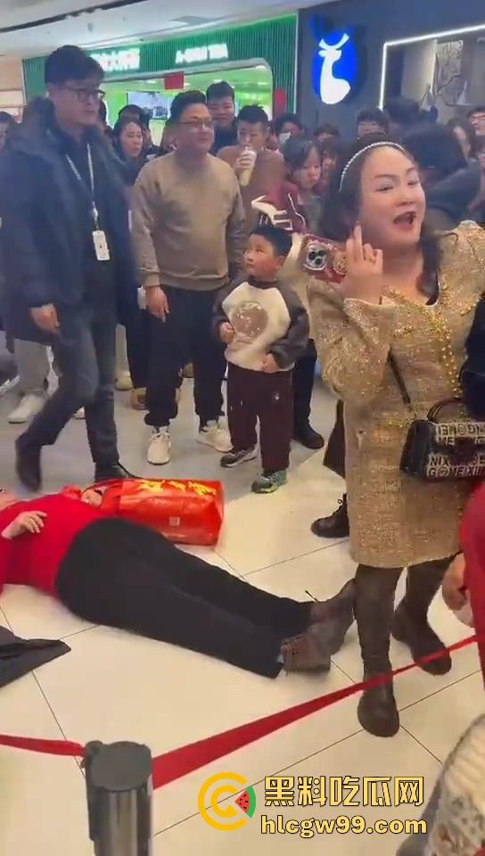 山东临沂兰陵县万达广场老太太与女大学生吵架碰瓷，两人同时躺地，棋逢对手，老太太碰到硬茬了  第10张