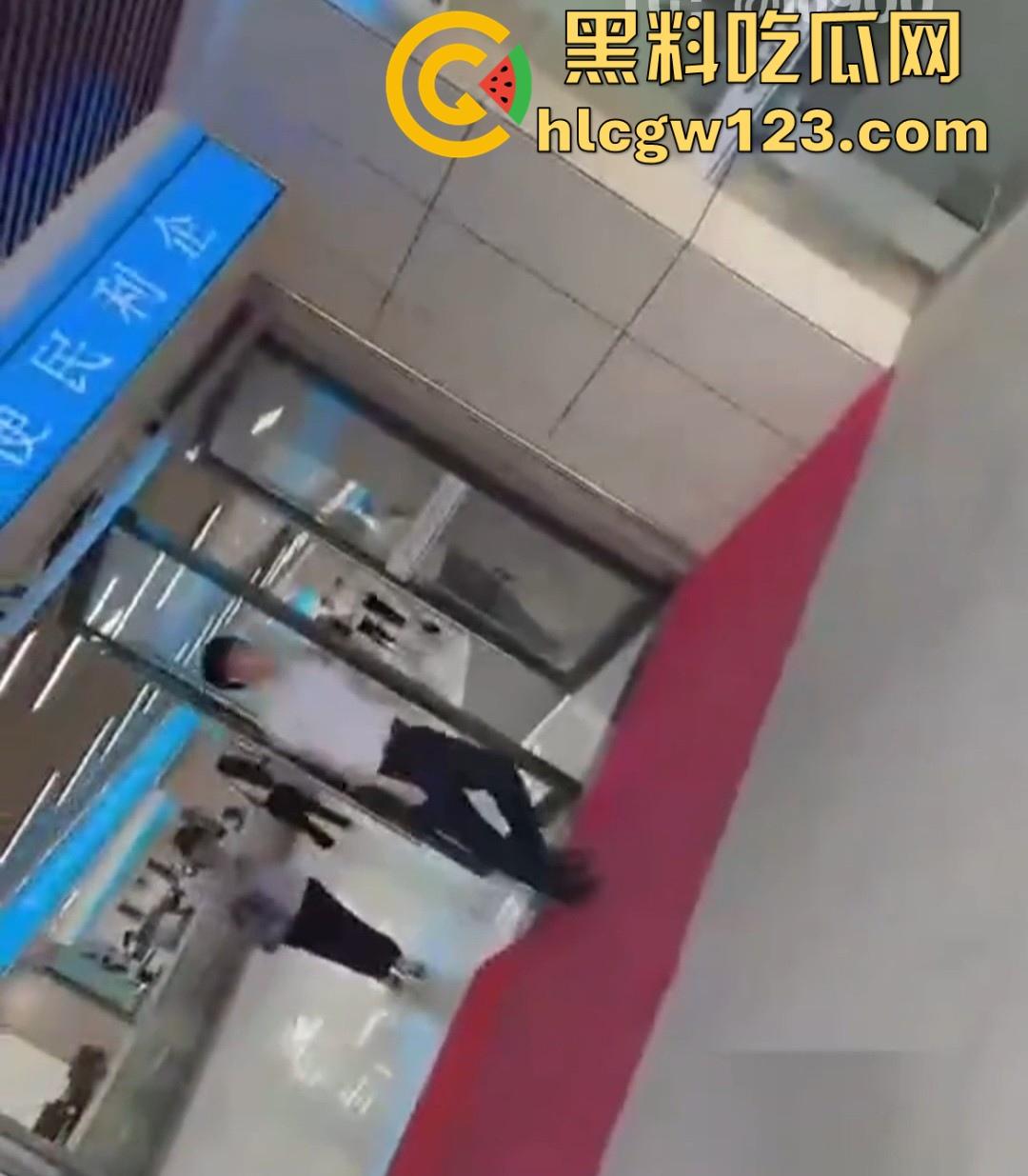 广东东源行政服务中心领导【刘伟途】与女下属车震 被丈夫当场抓奸 视频曝光连衣服都还没来得及穿！  第6张