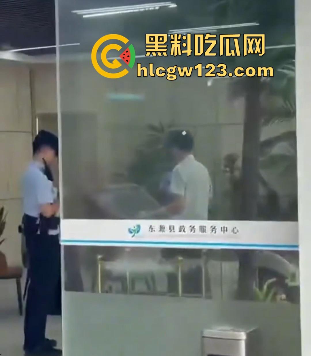 广东东源行政服务中心领导【刘伟途】与女下属车震 被丈夫当场抓奸 视频曝光连衣服都还没来得及穿！  第7张