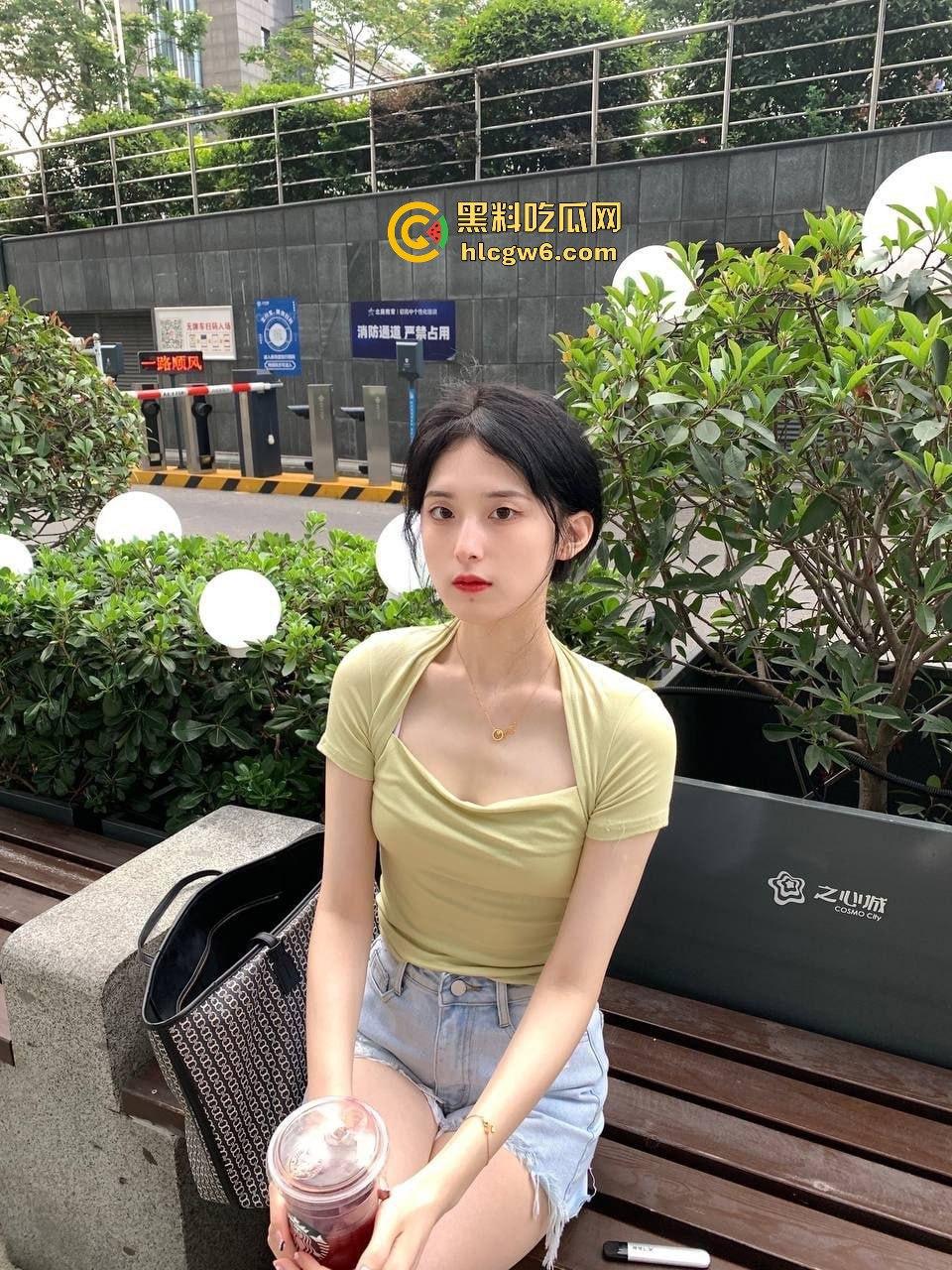 广州老凤祥骚店长【李淼】性爱视频外流，掰开粉嫩逼逼舔鸡吧吞精，全身骚到骨头里，女神装扮全是骗人的！  第2张