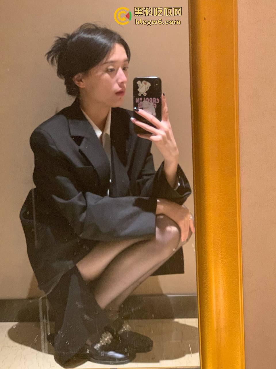 广州老凤祥骚店长【李淼】性爱视频外流，掰开粉嫩逼逼舔鸡吧吞精，全身骚到骨头里，女神装扮全是骗人的！  第4张