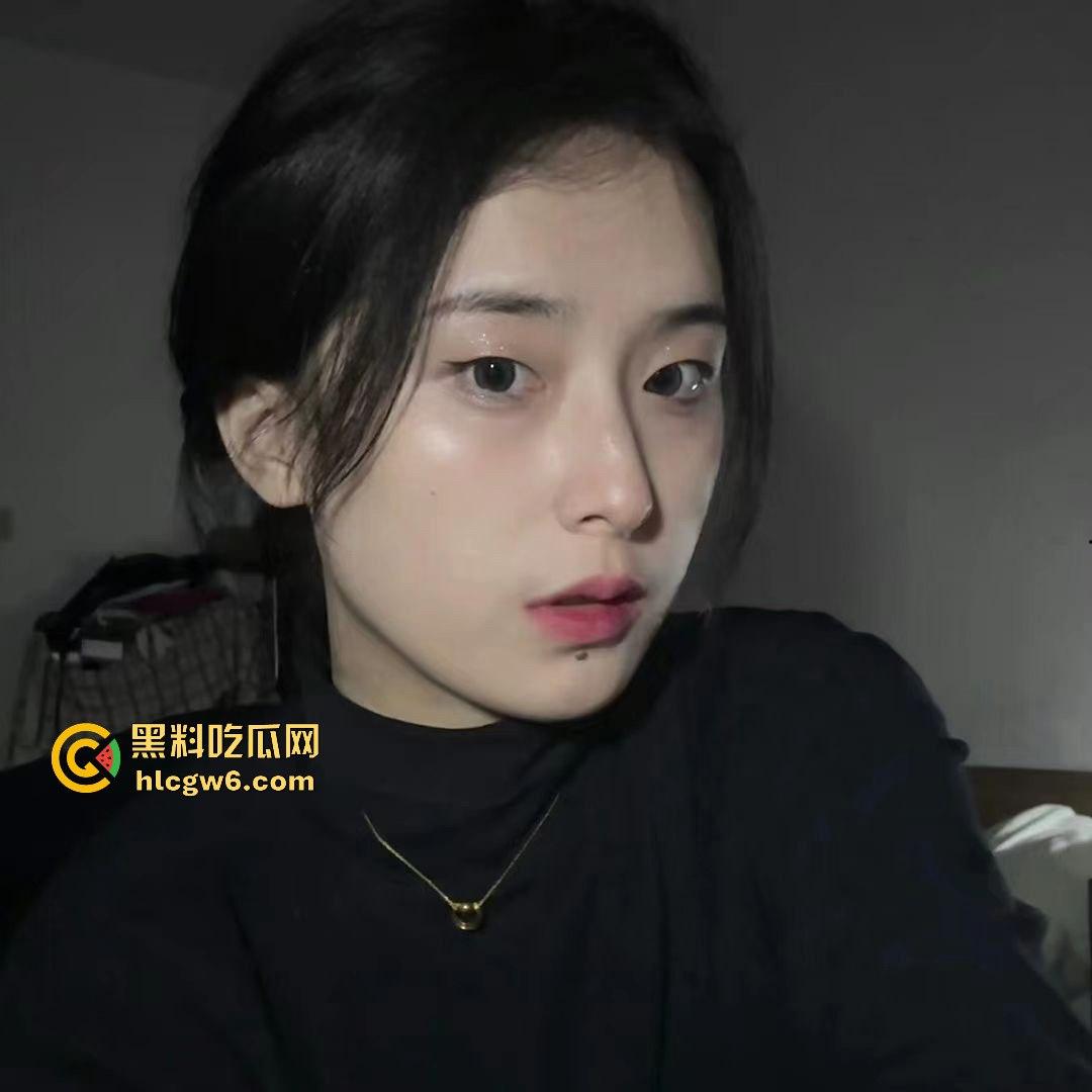 广州老凤祥骚店长【李淼】性爱视频外流，掰开粉嫩逼逼舔鸡吧吞精，全身骚到骨头里，女神装扮全是骗人的！  第8张