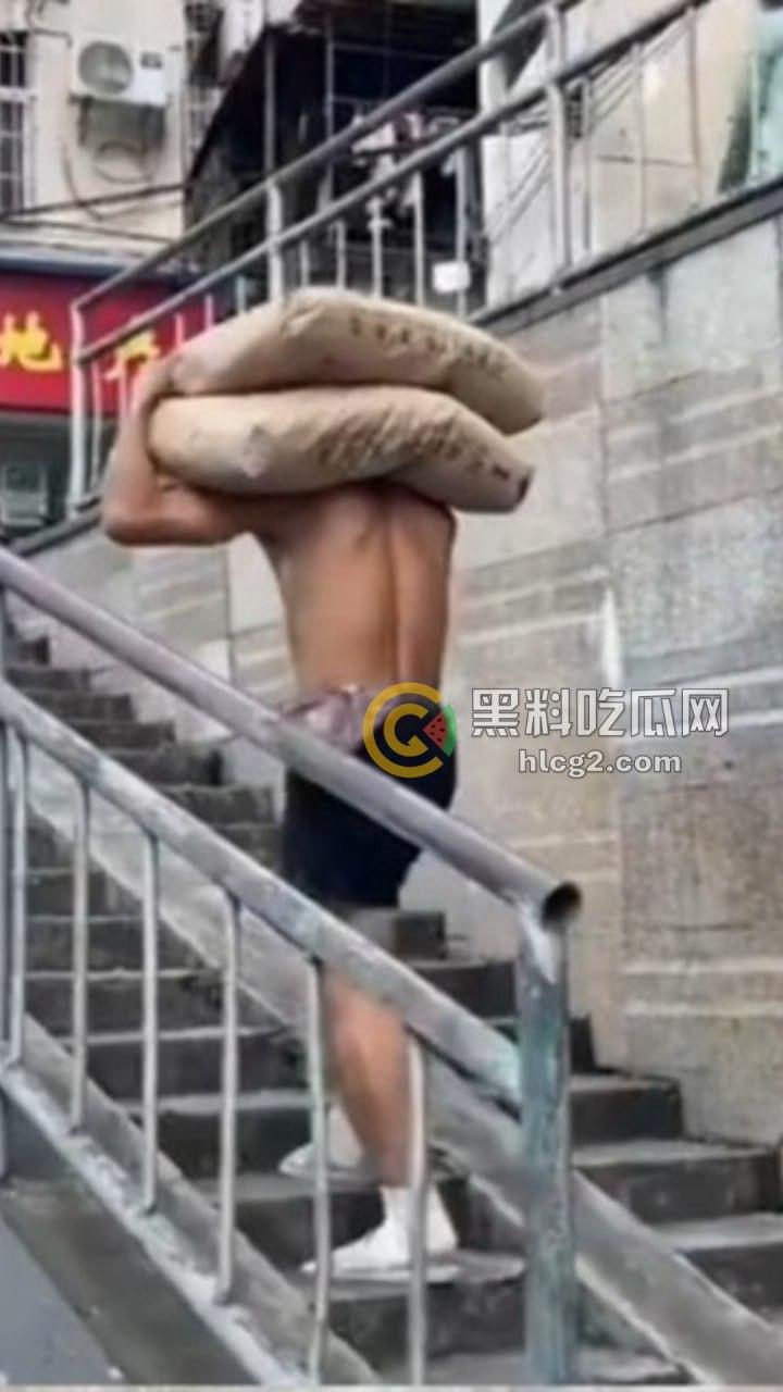 35岁小伙靠扛楼一天赚1000多，短短一年多攒下40万，赚钱秘密曝光！  第1张