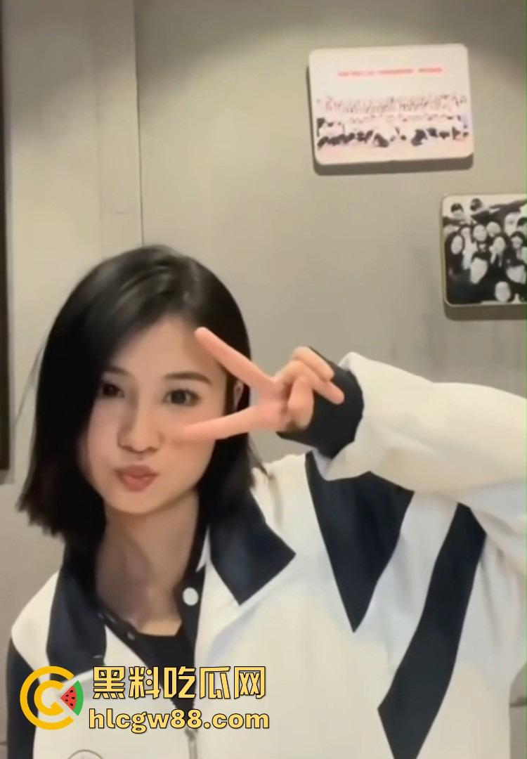 课堂上是学霸,床上是母狗!湖南短发大学生【郭奕函】被约炮大神玩坏任人爆操,被干到高潮连连! 第8张 课堂上是学霸,床上是母狗!湖南短发大学生【郭奕函】被约炮大神玩坏任人爆操,被干到高潮连连! 第8张