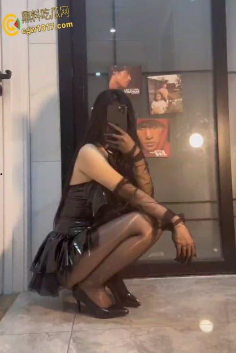 抖音网红【拒绝猪脚饭】，金主福利视频流出，掰逼道具骑乘自慰，喘息呻吟不断，假鸡吧真鸡巴来着不拒！  第2张