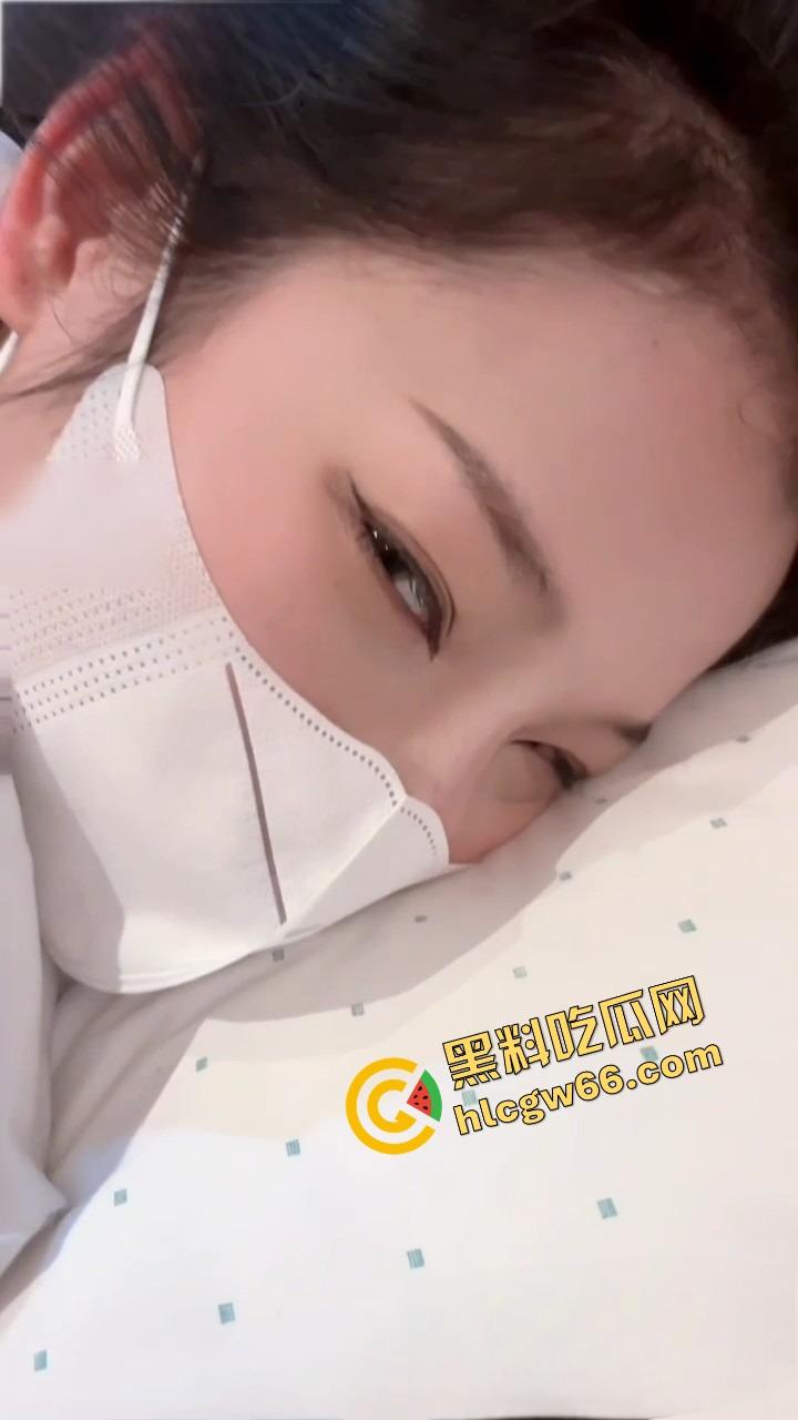 反差婊【小懒猫】嫩逼怼电动假屌墙上猛插喷水如枪，浪叫骚摆撩硬三小时，外卖哥撞见活春宫门不关！  第7张