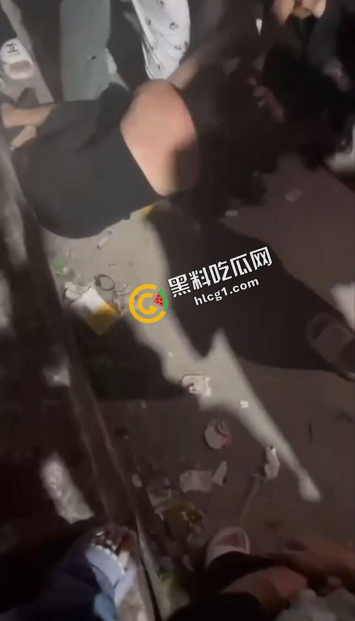 广西一社会村 一群精神小妹霸凌一女孩 拉倒在地上挥拳猛捶  第4张