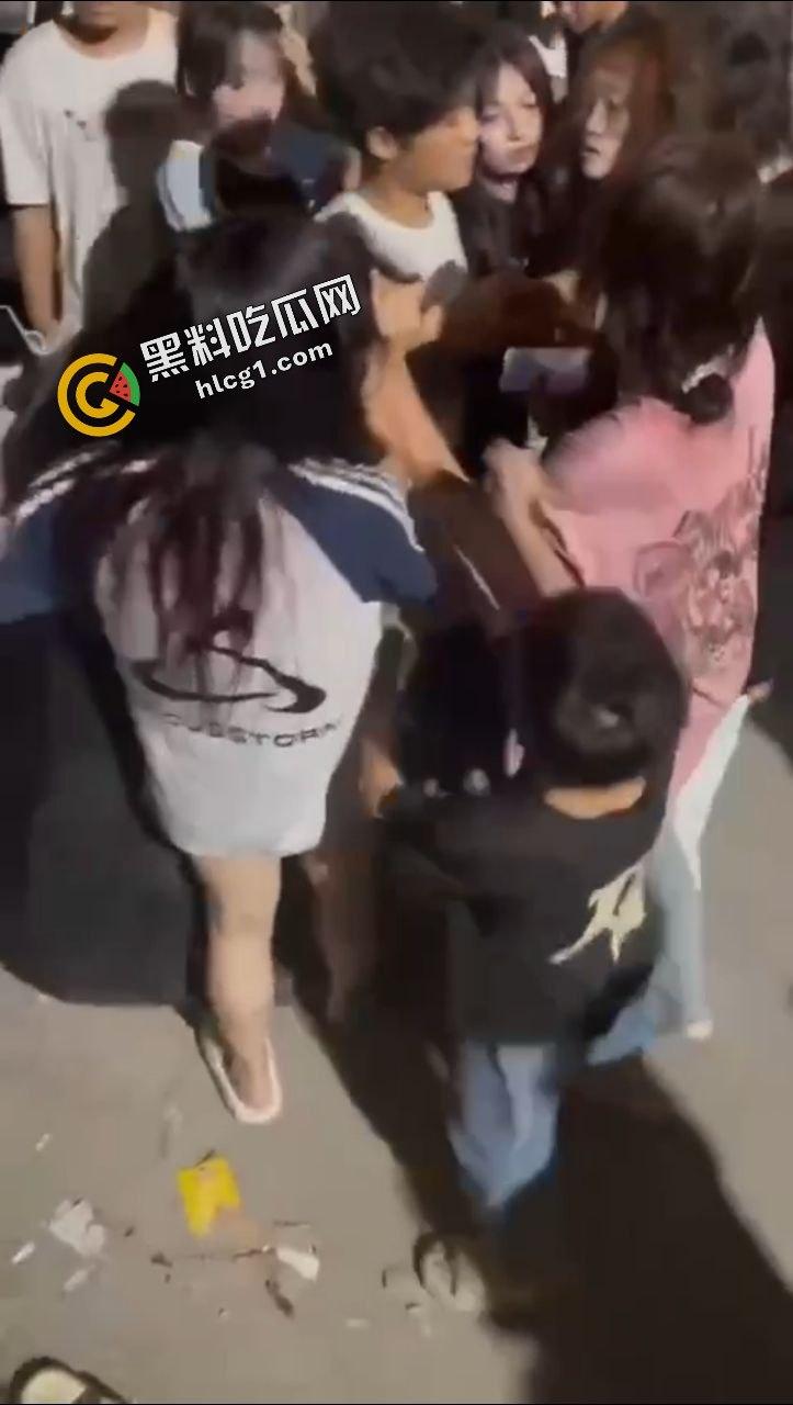 广西一社会村 一群精神小妹霸凌一女孩 拉倒在地上挥拳猛捶  第5张