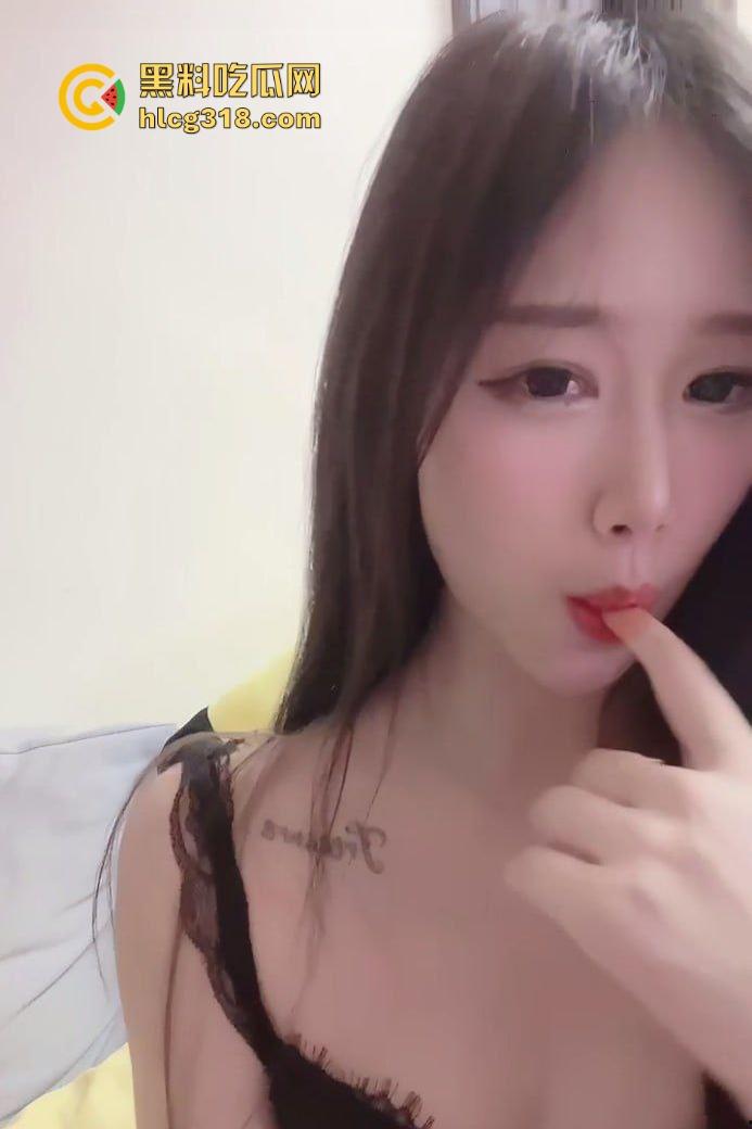 杭州清纯女神居家自拍视频流出，高颜值反差母狗骚舞诱惑，巨长美腿极品身材，这种货色收贵点都不过分！  第1张