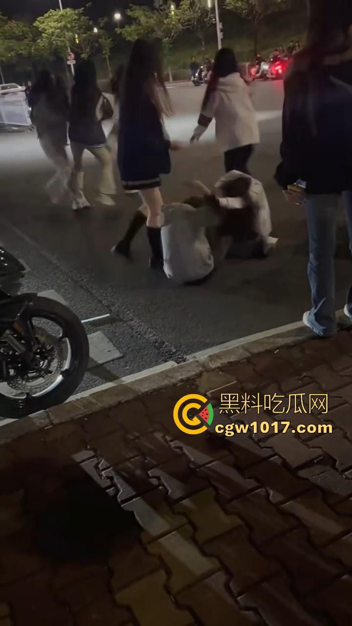 广东潮汕精神小妹街头火拼！多人围殴两人，扯头脚踢肚子跟下体，打得有来有回，好看精神小妹打架观赏性就很足！  第3张