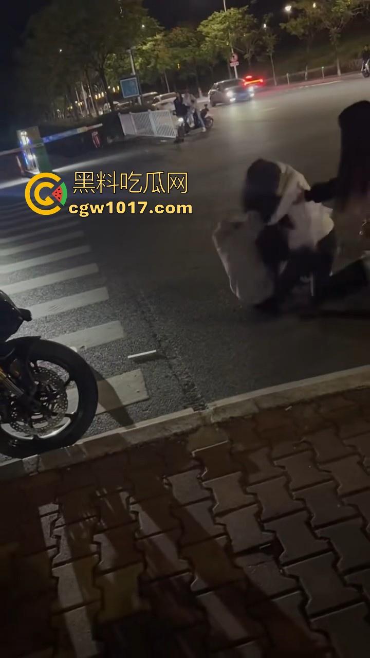 广东潮汕精神小妹街头火拼！多人围殴两人，扯头脚踢肚子跟下体，打得有来有回，好看精神小妹打架观赏性就很足！  第4张