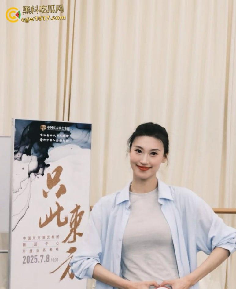 东方演艺集团舞蹈演员，与男友做爱自拍泄密，娴熟口技深喉舔屌，女上位骑乘狂操，浓精颜射嘴脸！  第1张