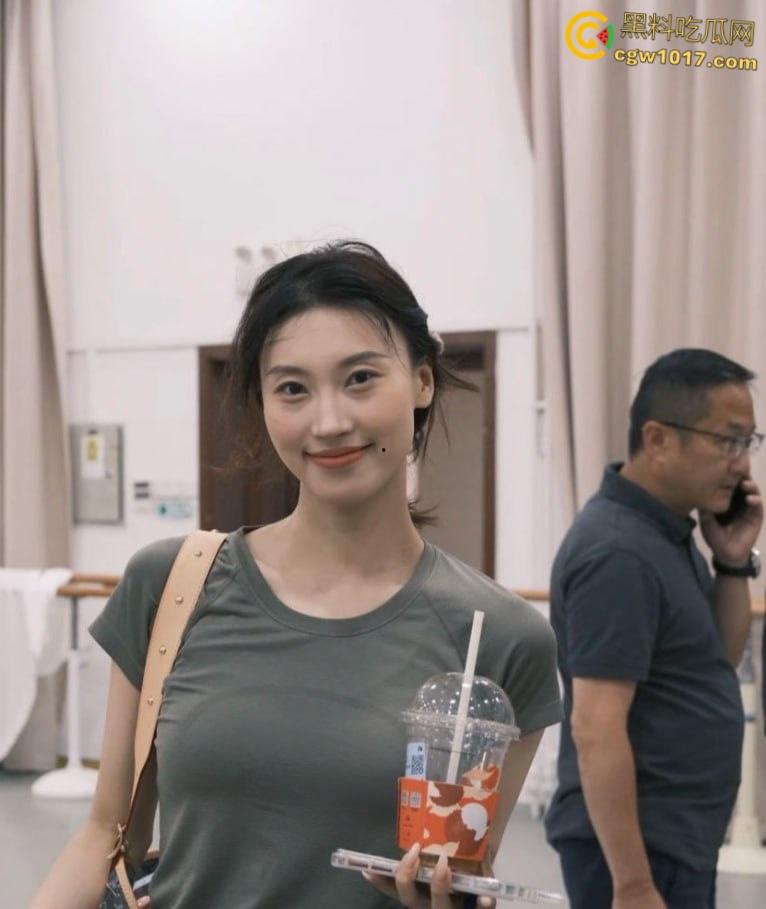 东方演艺集团舞蹈演员，与男友做爱自拍泄密，娴熟口技深喉舔屌，女上位骑乘狂操，浓精颜射嘴脸！  第2张