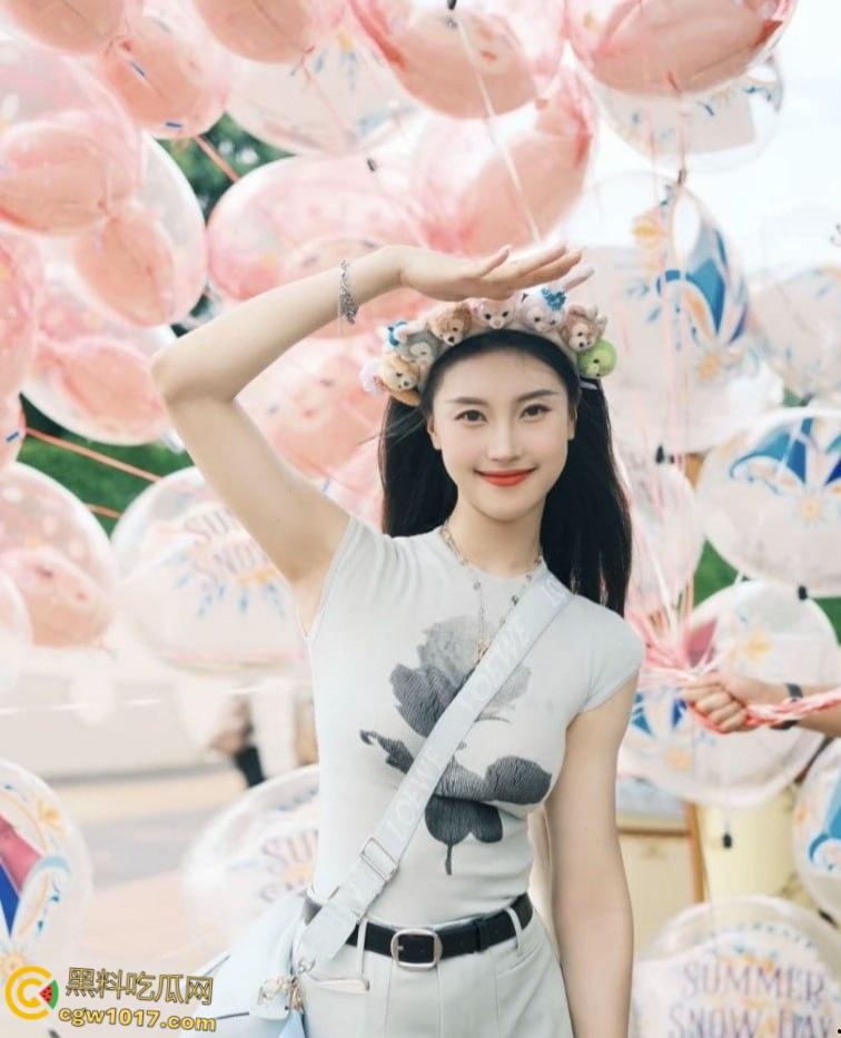 东方演艺集团舞蹈演员，与男友做爱自拍泄密，娴熟口技深喉舔屌，女上位骑乘狂操，浓精颜射嘴脸！  第3张