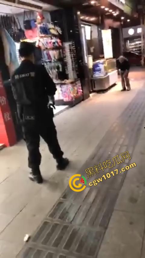 广州大街惊魂时刻：男子持刀疯狂输出，警察无奈拔枪射击，鲜血四溅，万人围观，刀客终于倒下！  第2张