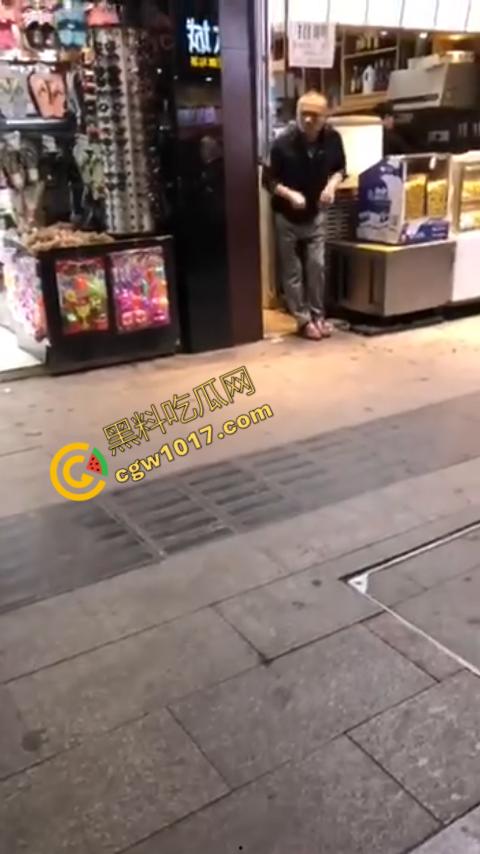 广州大街惊魂时刻：男子持刀疯狂输出，警察无奈拔枪射击，鲜血四溅，万人围观，刀客终于倒下！  第3张