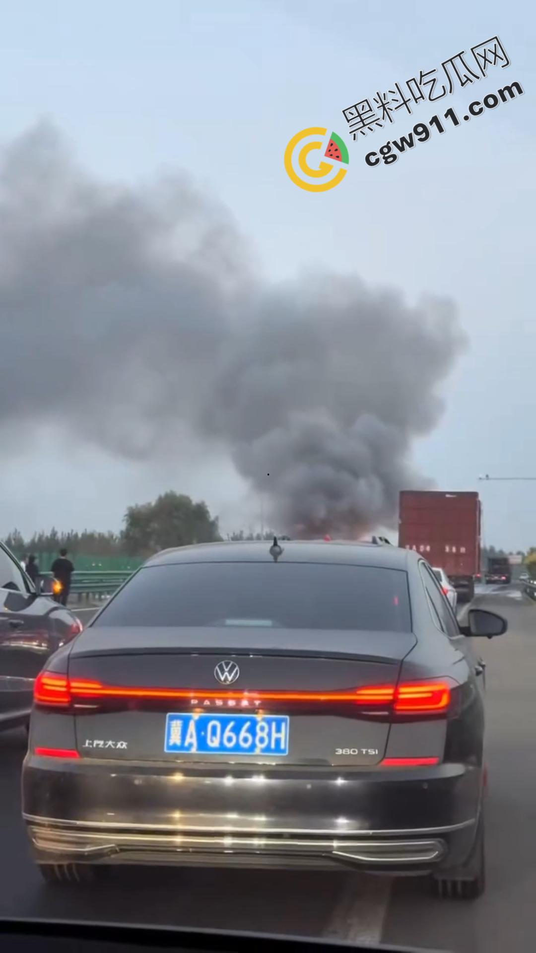 京哈G1高速车祸现场视频！两车追尾瞬间燃起烈焰，现场惨状挥之不去，令人心惊！  第1张