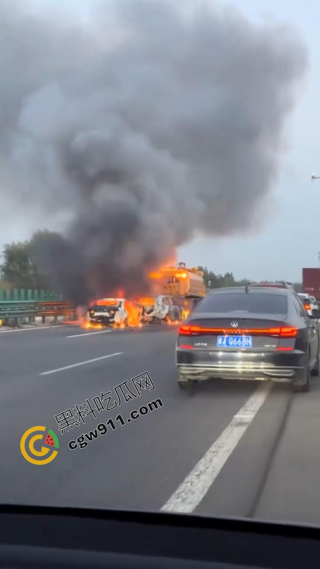 京哈G1高速车祸现场视频！两车追尾瞬间燃起烈焰，现场惨状挥之不去，令人心惊！  第2张