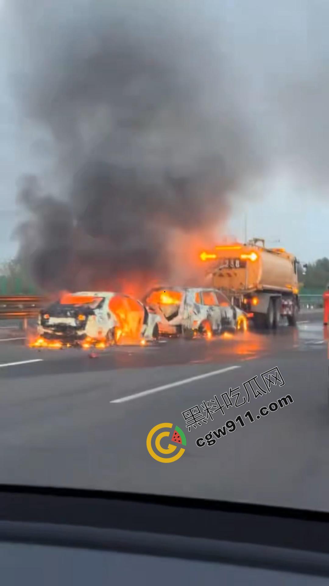 京哈G1高速车祸现场视频！两车追尾瞬间燃起烈焰，现场惨状挥之不去，令人心惊！  第3张