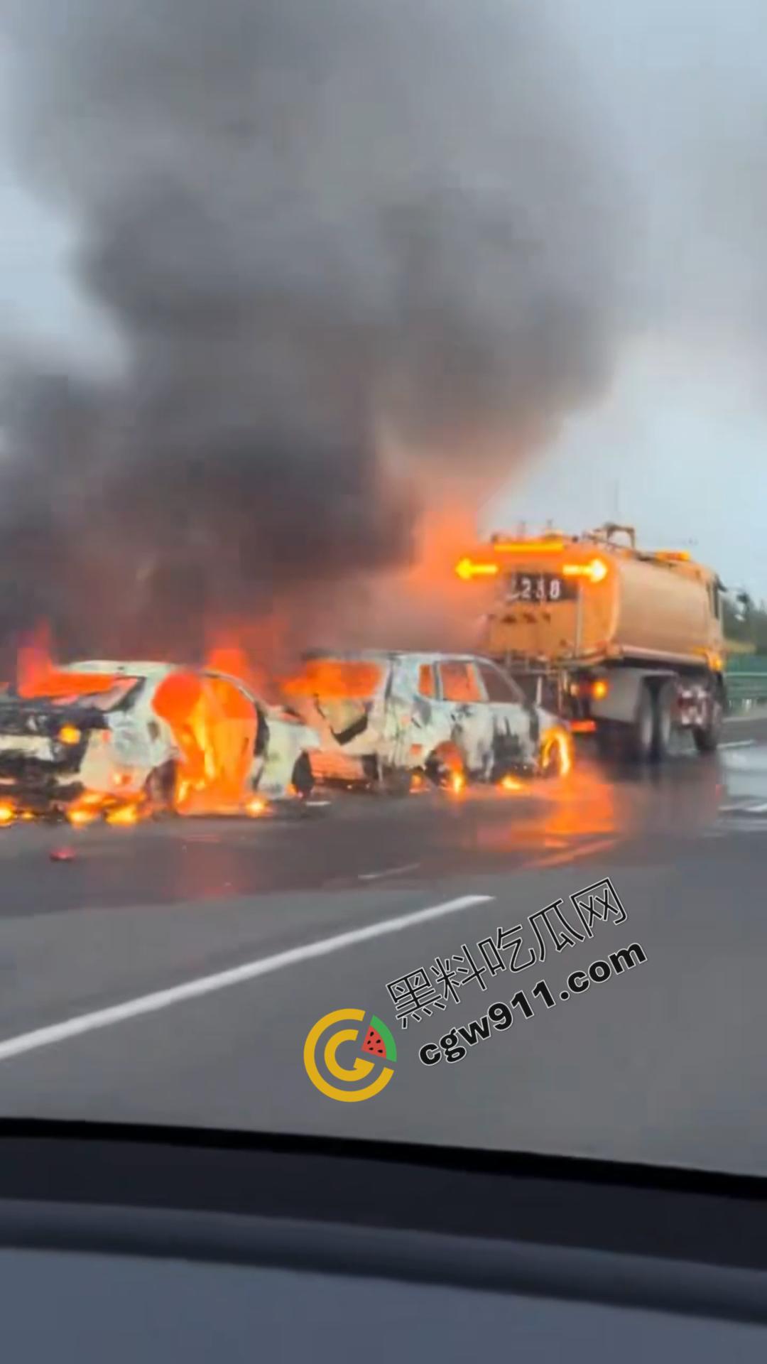 京哈G1高速车祸现场视频！两车追尾瞬间燃起烈焰，现场惨状挥之不去，令人心惊！  第4张