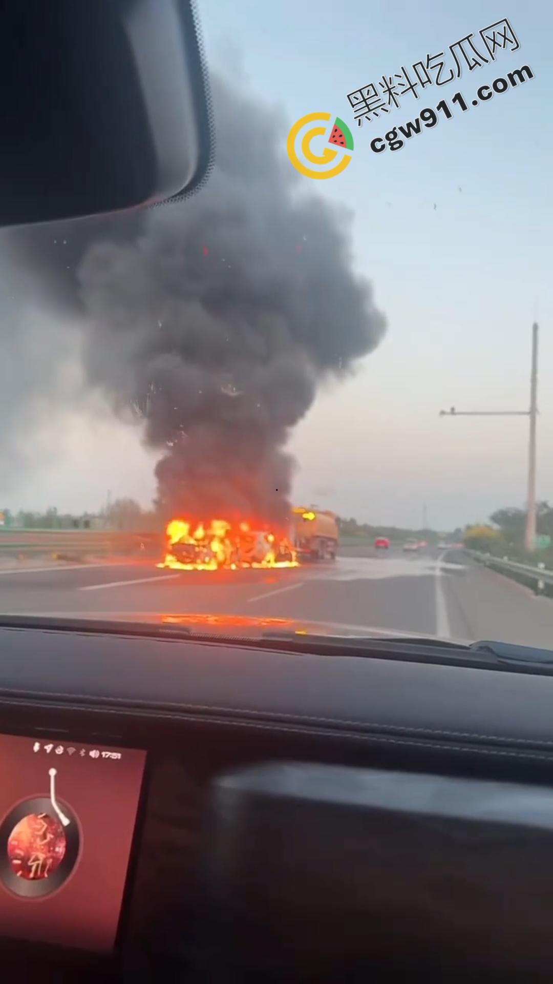 京哈G1高速车祸现场视频！两车追尾瞬间燃起烈焰，现场惨状挥之不去，令人心惊！  第7张