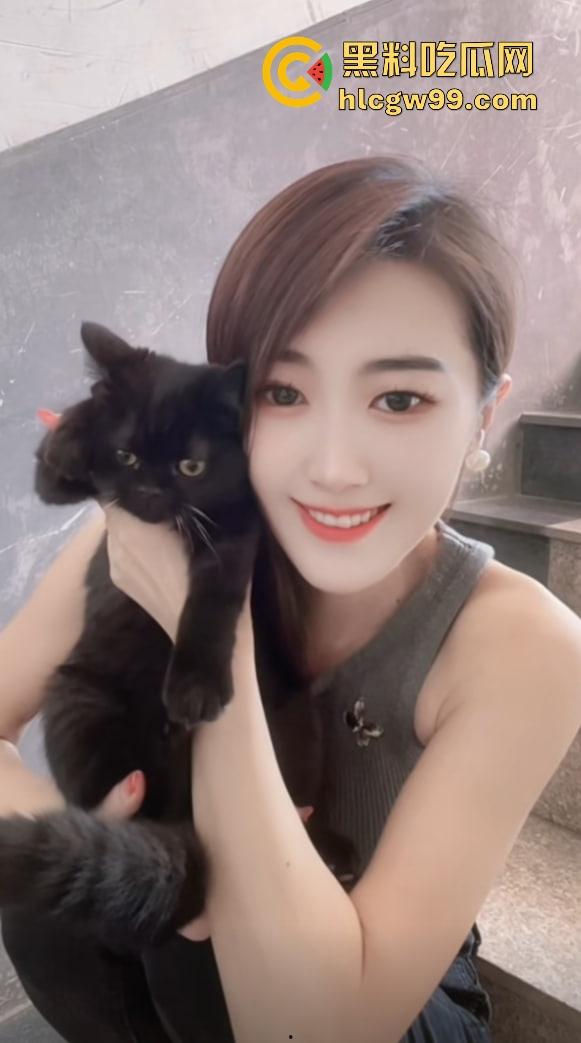 抖音主播『 小龙女』流量密码解锁，跳蛋一塞，骚逼水库瞬间泄洪，喷得满地湿哒哒，地表最强喷泉！  第4张