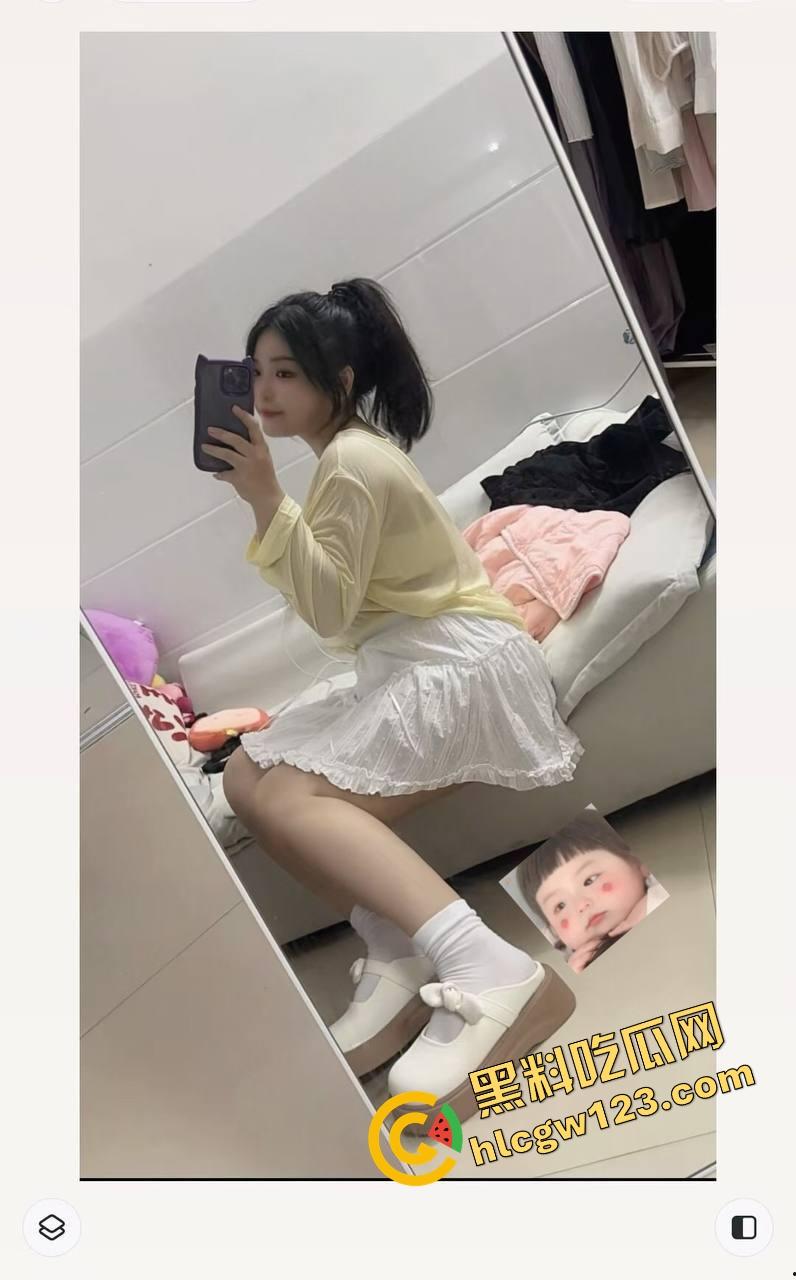 这主播真有绝活，胸能晃腿能劈嘴能含，一字马都能给你一秒五劈，我赌你们撑不过5分钟！  第4张