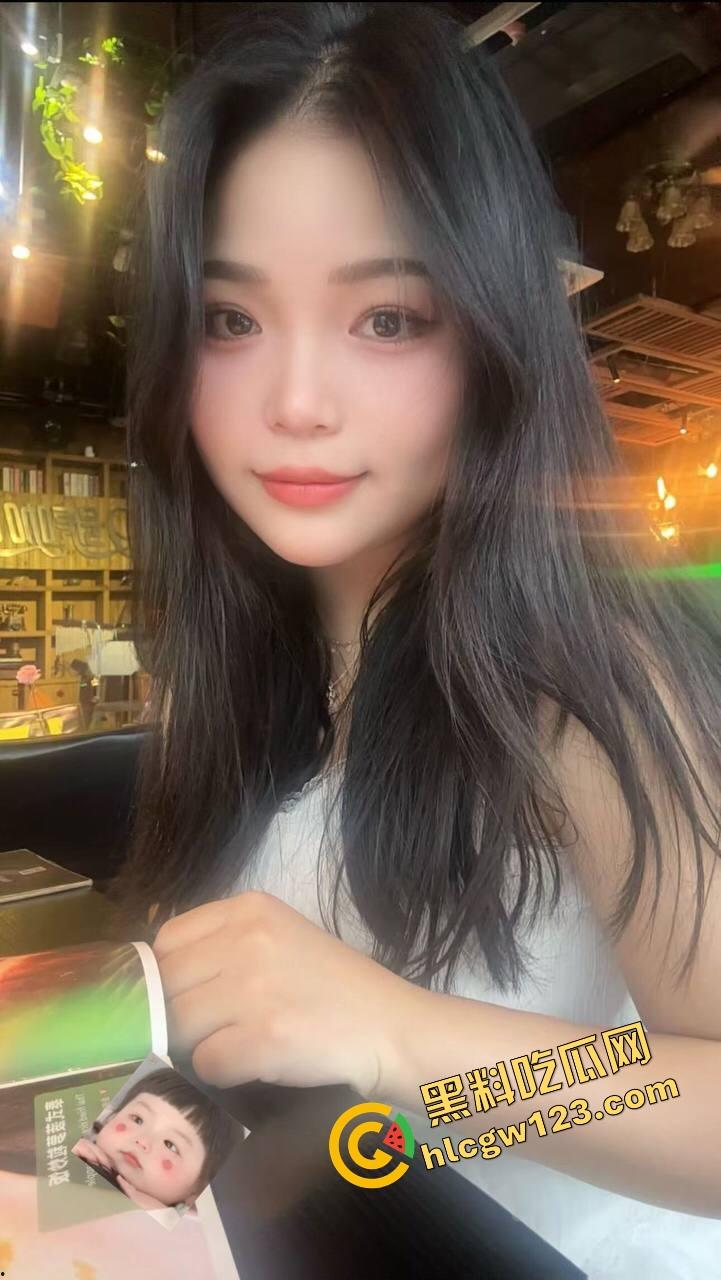 这主播真有绝活，胸能晃腿能劈嘴能含，一字马都能给你一秒五劈，我赌你们撑不过5分钟！  第5张